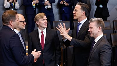 O Secretário-Geral da NATO, Mark Rutte (segundo a contar da esquerda), durante uma reunião do Conselho do Atlântico Norte na Sessão dos Ministros da Defesa na sede da NATO em Bruxelas, 12 de fevereiro de 2026.