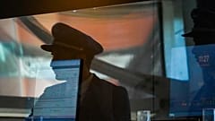 صورة تعبيرية لانعكاس صورة طياري طائرات تابعة لشركة طيران لاتام في نافذة منطقة تسجيل الوصول لدى وصولهم إلى مطار أرتورو ميرينو بينيتيز في سانتياغو، تشيلي