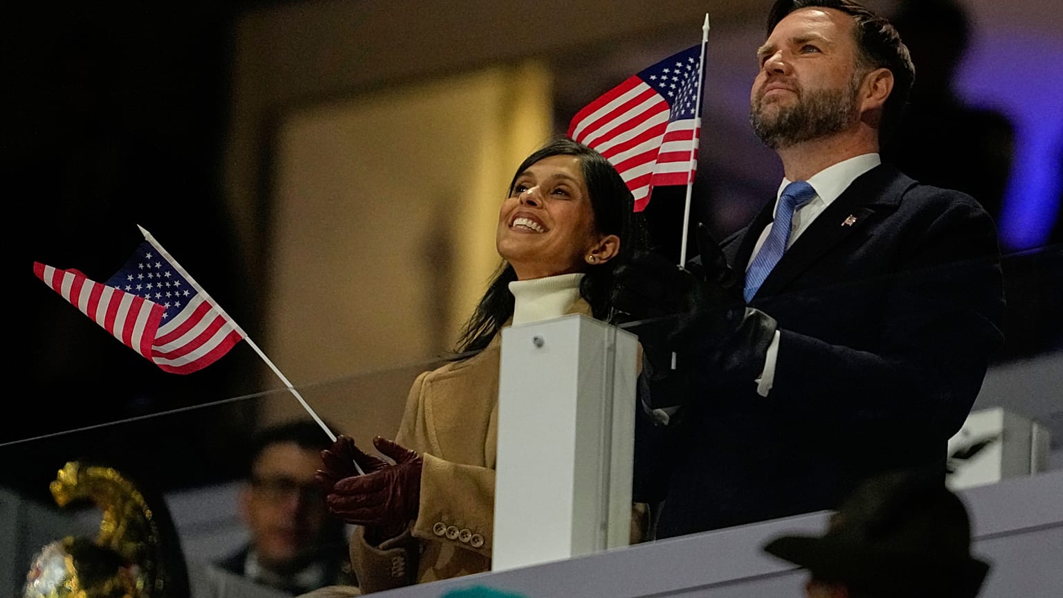 JD Vance és felesége tapsolnak a Téli Olimpia megnyitóján