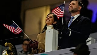 JD Vance és felesége tapsolnak a Téli Olimpia megnyitóján