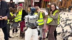 In Sarajevo in Bosnien-Herzegowina füttert der humanoide Roboter Roby am elften Februar zweitausendsechsundzwanzig Tauben.