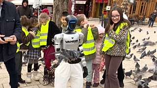 Humanoidalny robot Roby karmi gołębie w Sarajewie, Bośnia i Hercegowina, 11 lutego 2026 r.