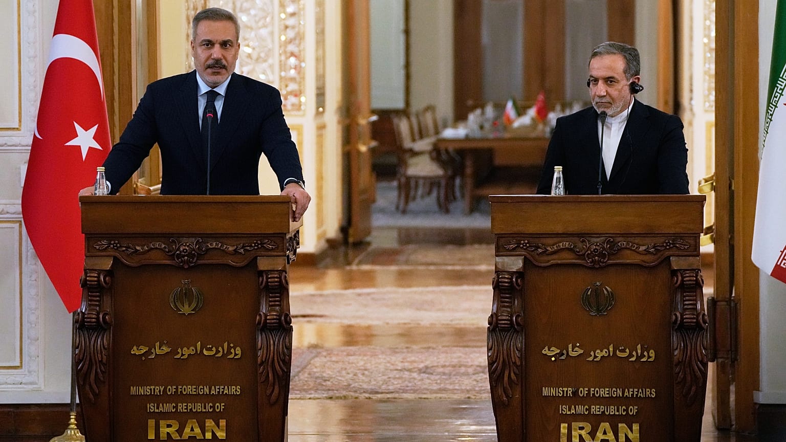 وزير الخارجية التركي هاكان فيدان (يسار الصورة) يتحدث في مؤتمر صحفي مشترك مع نظيره الإيراني عباس عراقجي عقب اجتماعهما في طهران