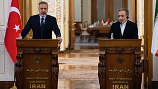 El ministro turco de Asuntos Exteriores, Hakan Fidan (izquierda), habla en una rueda de prensa conjunta con su homólogo iraní, Abbas Araqchi, tras su reunión en Teherán.