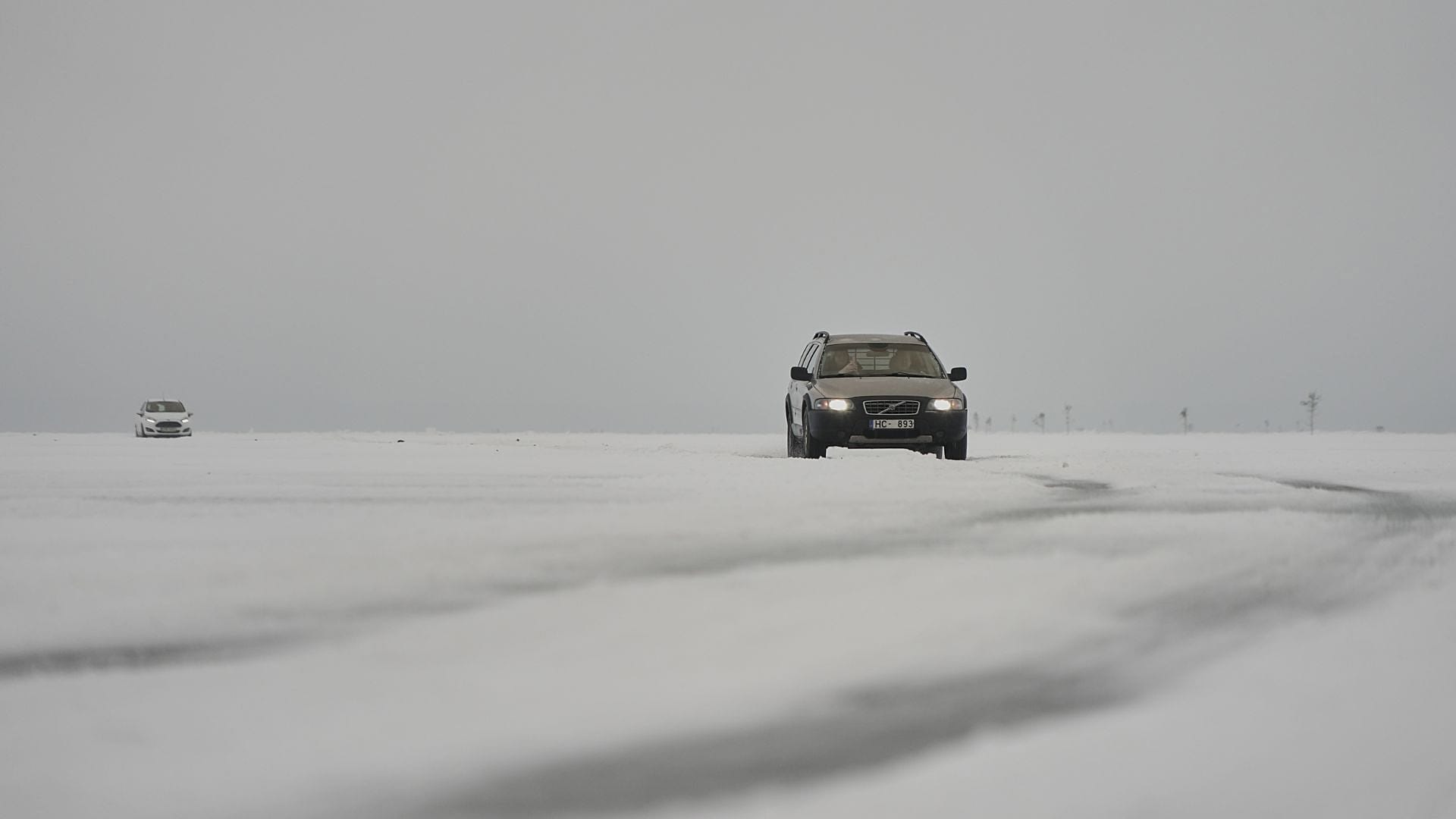 Due auto attraversano il gelido stretto di Soela, nel Mar Baltico, vicino all'isola di Hiiumaa, in Estonia, martedì 10 febbraio 2026.