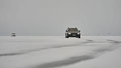 Zwei Autos überqueren am Dienstag, dem zehnten Februar 2026, die zugefrorene Soela-Straße in der Ostsee nahe Hiiumaa in Estland.