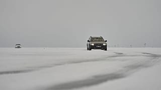 Zwei Autos überqueren am Dienstag, dem zehnten Februar 2026, die zugefrorene Soela-Straße in der Ostsee nahe Hiiumaa in Estland.