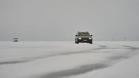 Estonyalılar donan denizde buz yolunda araç kullanıyor: Soğuk hava dalgasının nedeni ne