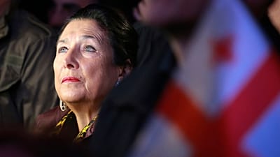 DOSSIER : La Géorgienne Salomé Zourabichvili participe à un rassemblement de l'opposition avant les élections législatives de la semaine prochaine à Tbilissi, le 20 octobre 2024.