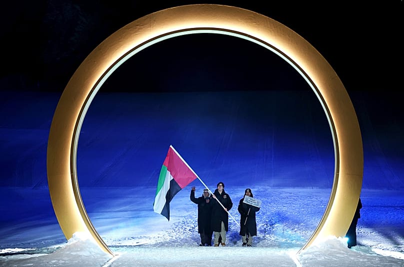 Il portabandiera Alexander Astridge e la delegazione emiratina durante la cerimonia di apertura delle Olimpiadi invernali 2026 a Livigno, Italia, 6 febbraio 2026