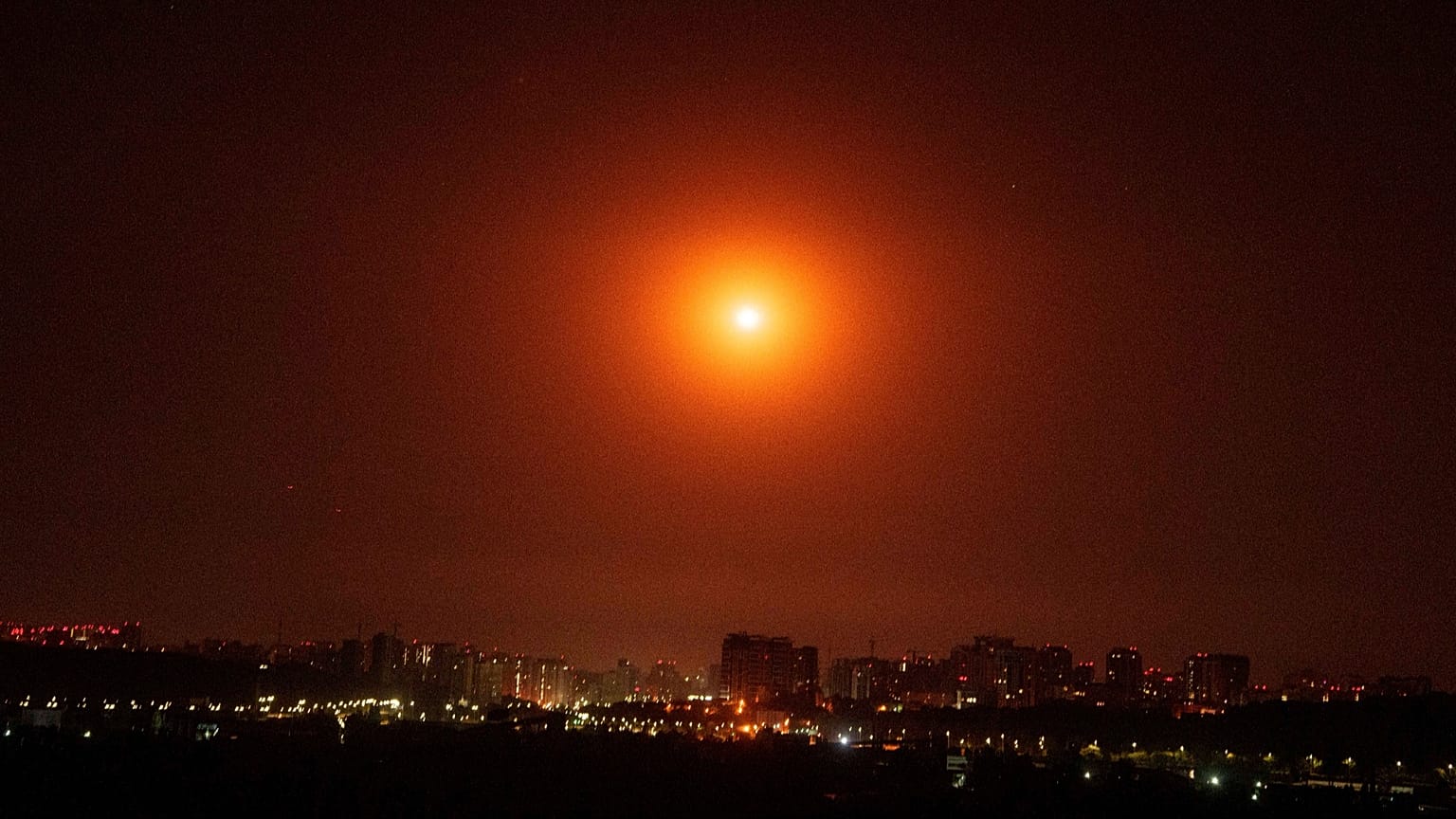 Die ukrainische Luftabwehr fängt während eines russischen Luftangriffs auf Kyjiw, 7. September 2024, eine Shahed-Drohne in der Luft ab