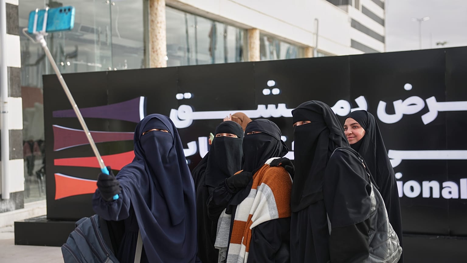 زوار يلتقطون صورة سيلفي خلال افتتاح الدورة السابعة والخمسين لمعرض دمشق الدولي للكتاب في دمشق، سوريا