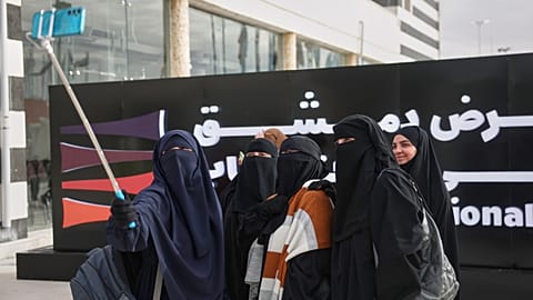 زوار يلتقطون صورة سيلفي خلال افتتاح الدورة السابعة والخمسين لمعرض دمشق الدولي للكتاب في دمشق، سوريا