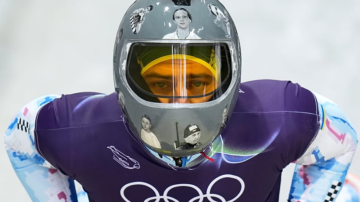 Kizárták a téli olimpiáról az ukrán szkeletonost, aki háborúban elesett honfitársait rakta sisakjára