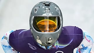 L'Ukrainien Vladyslav Heraskevych arrive à l'arrivée lors d'une séance d'entraînement de skeleton masculin aux Jeux olympiques d'hiver de 2026, à Cortina d'Ampezzo, en Italie, le 11 février 2026.