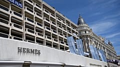 FILE - Widok ogólny sklepu Hermes w Cannes podczas przygotowań do 68. międzynarodowego festiwalu filmowego, Cannes, południowa Francja. 12 maja 2015 r.