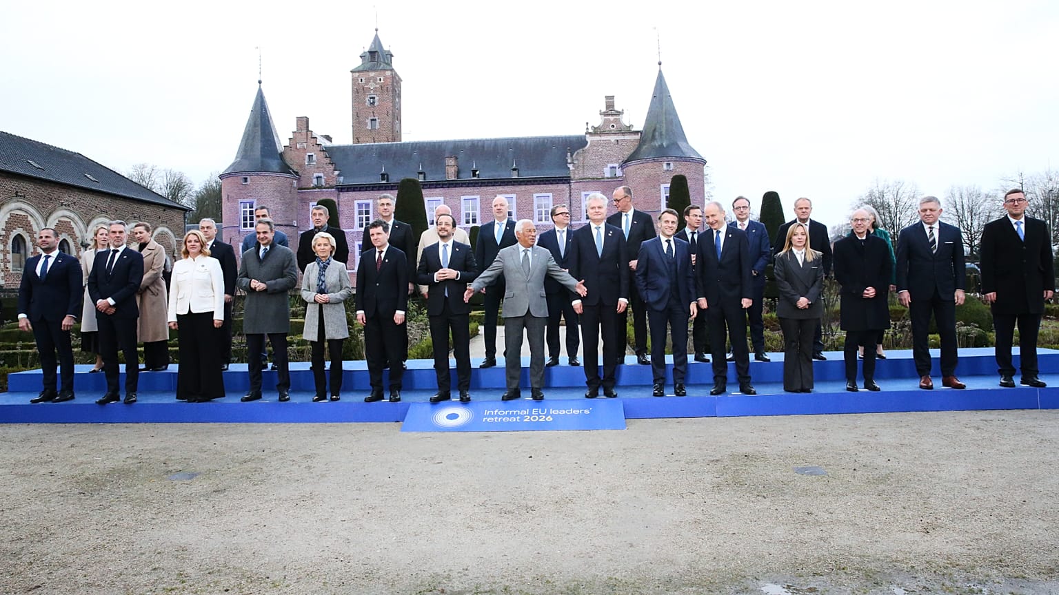 La foto di gruppo dei leader Ue riuniti nel castello di Alden Biesen giovedì (12 febbraio 2026)
