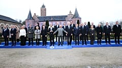 La foto di gruppo dei leader Ue riuniti nel castello di Alden Biesen giovedì (12 febbraio 2026)