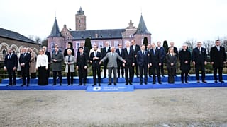 La foto di gruppo dei leader Ue riuniti nel castello di Alden Biesen giovedì (12 febbraio 2026)