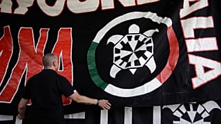 In questa foto scattata sabato 9 settembre 2017, uno striscione raffigurante una tartaruga, simbolo del movimento neofascista CasaPound, è appeso durante l'incontro nazionale 