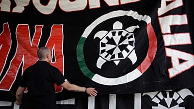 In questa foto scattata sabato 9 settembre 2017, uno striscione raffigurante una tartaruga, simbolo del movimento neofascista CasaPound, è appeso durante l'incontro nazionale 