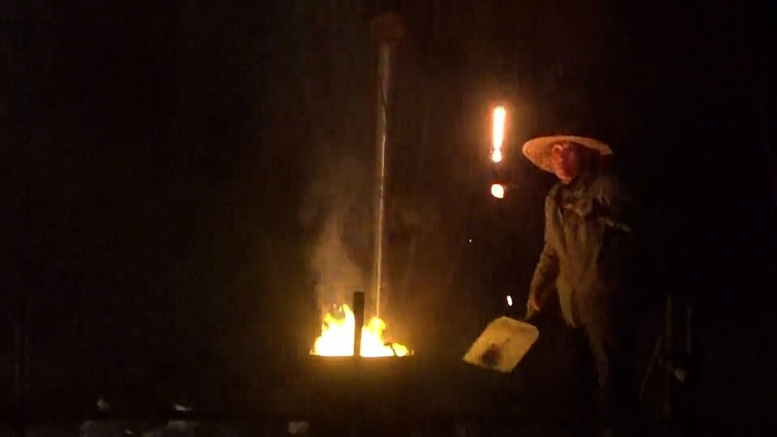 Китайский артист разбрасывает расплавленное железо во время празднования Лунного Нового года в Пекине, Китай, 11 февраля 2026 года.
