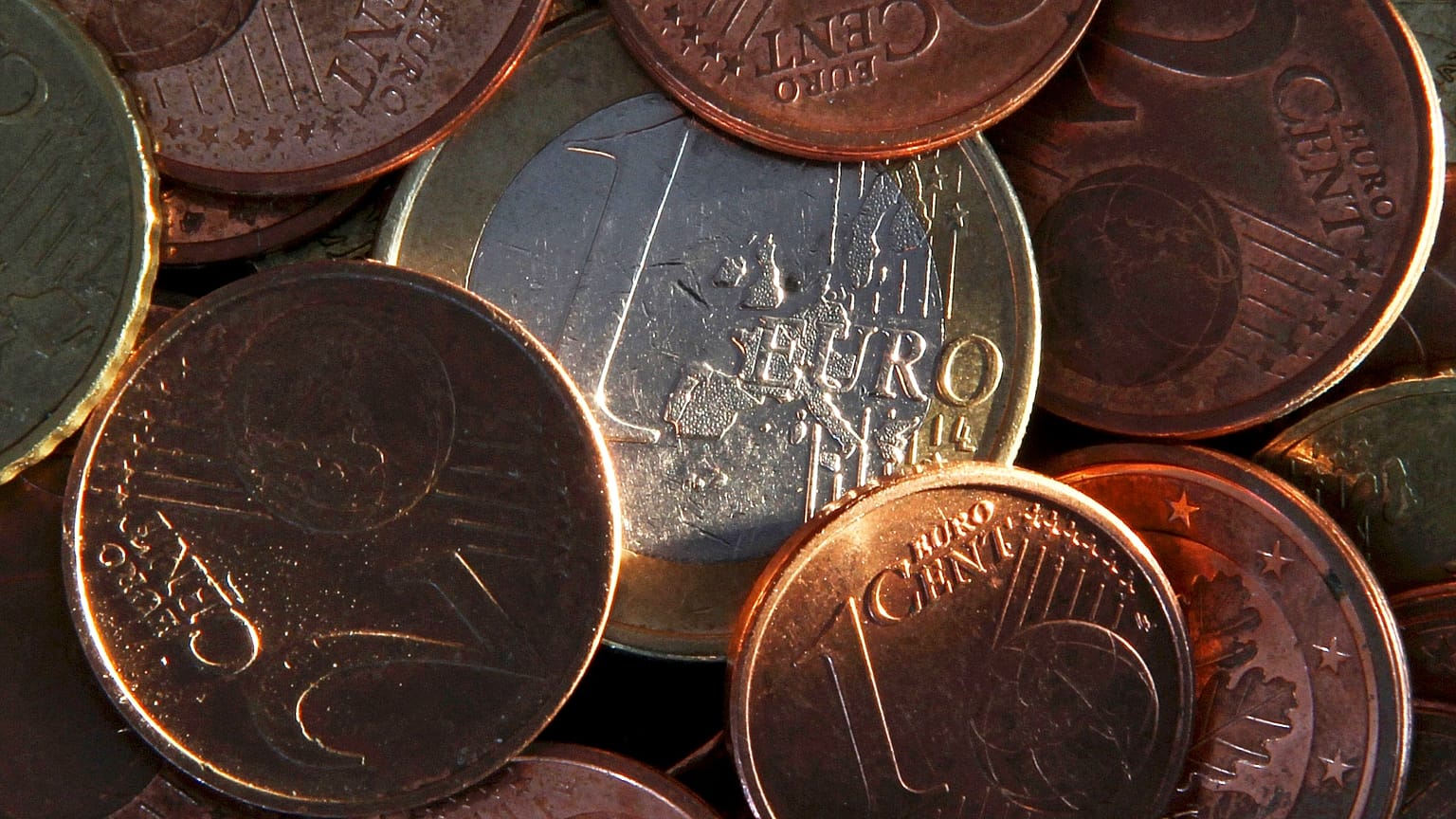 ZDJĘCIE ARCHIWALNE. Monety euro sfotografowane we Frankfurcie nad Menem w Niemczech, 17 stycznia 2012 r.