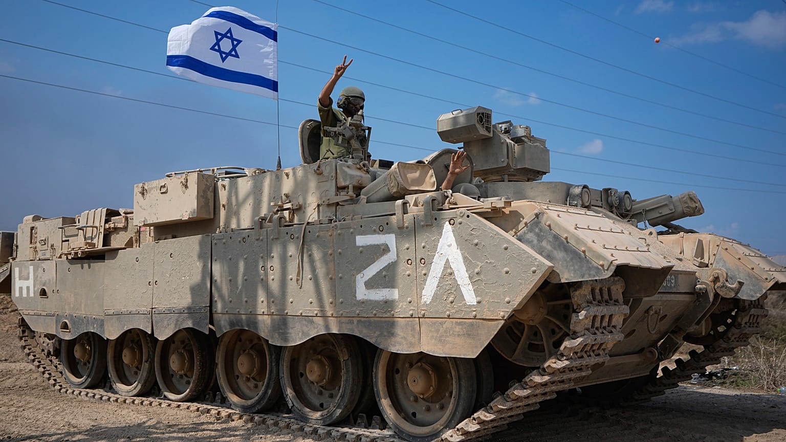 جندي إسرائيلي من داخل ناقلة جند مدرعة أثناء توجهه نحو الحدود مع قطاع غزة في جنوب إسرائيل، السبت 14 أكتوبر/تشرين الأول 2023