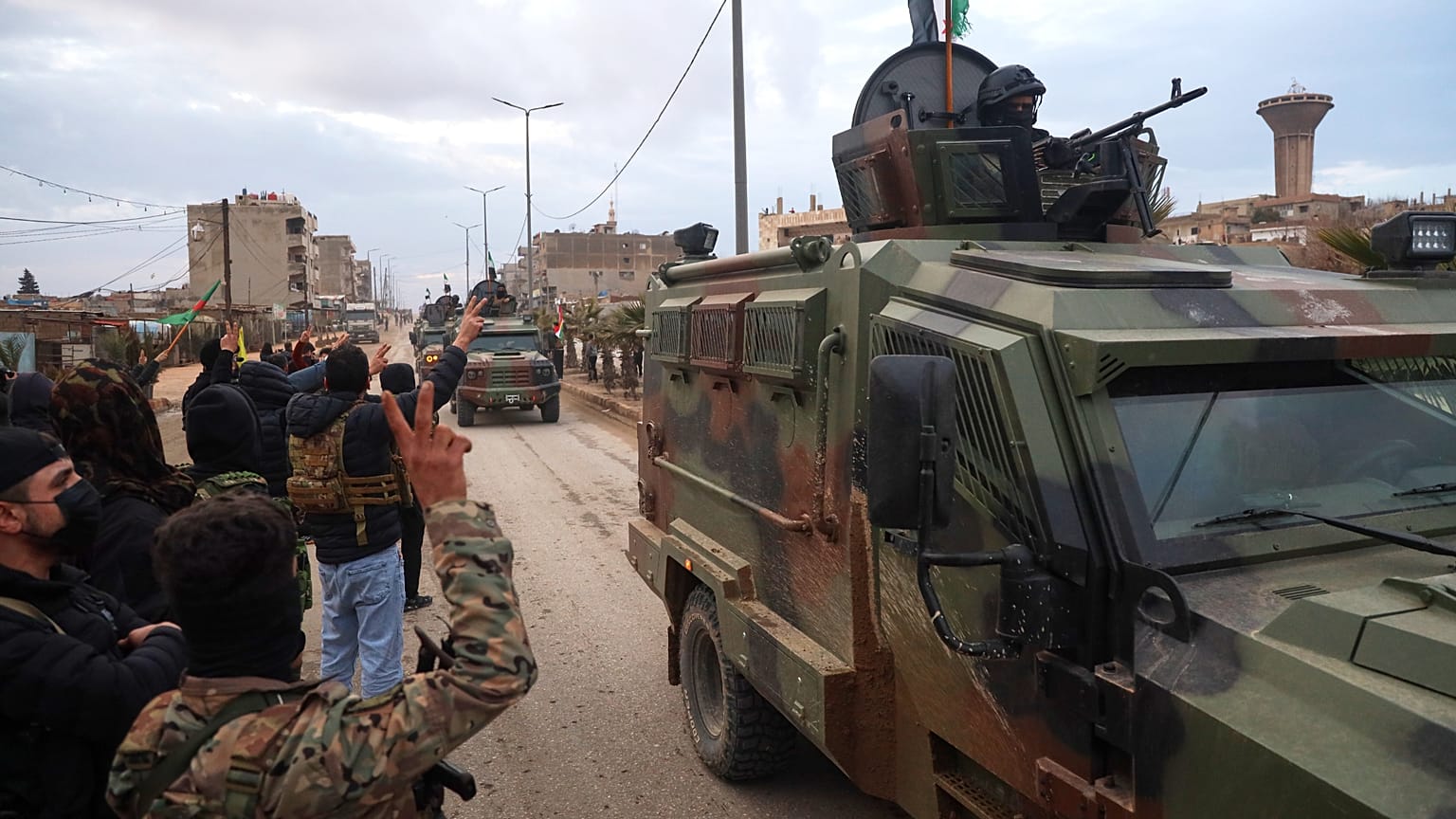 يرحب مقاتلو قوات سوريا الديمقراطية (قسد) بقيادة الأكراد بوصول قافلة تابعة لقوات الأمن التابعة لوزارة الداخلية السورية، المنتشرة بموجب اتفاق يهدف إلى ترسيخ وقف إطلاق النار، في 