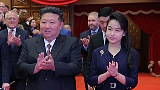 Kim Dzsongun észak-koreai vezető és lánya megérkezik a Kelet-Pjongcsangi Nagyszínházba Phenjanban, 2025. június 29-én.