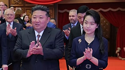 Przywódca Korei Północnej Kim Dzong Un i jego córka przybywają do Teatru Wielkiego Wschodniego Pjongjangu w Pjongjangu, 29 czerwca 2025 r.