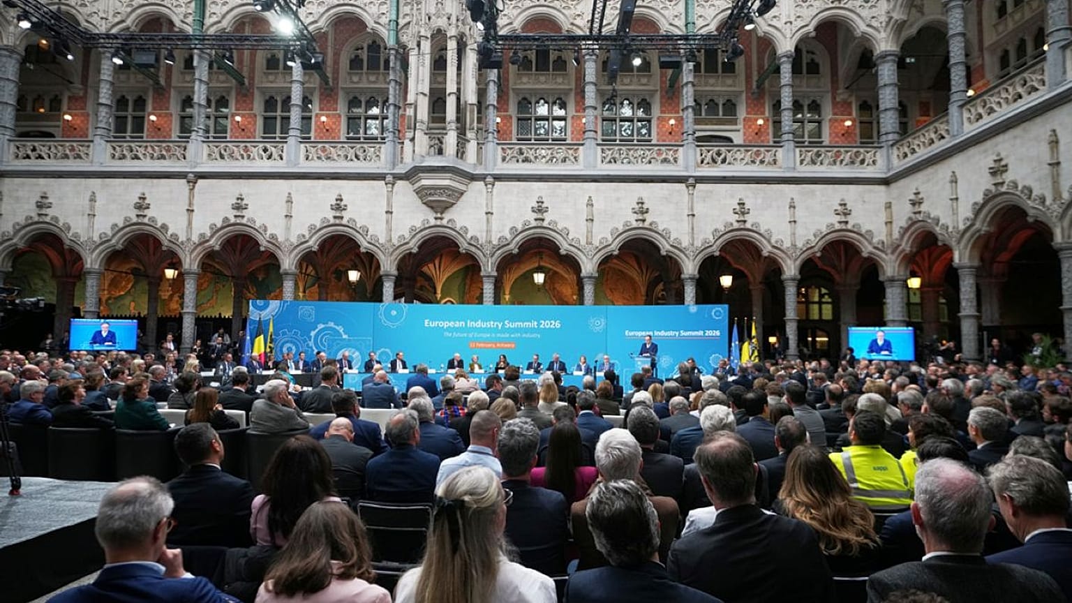  رئيس الوزراء البلجيكي بارت دي ويفر يلقي كلمة خلال قمة الصناعة الأوروبية في أنتويرب، بلجيكا، الأربعاء 11 فبراير 2026. 