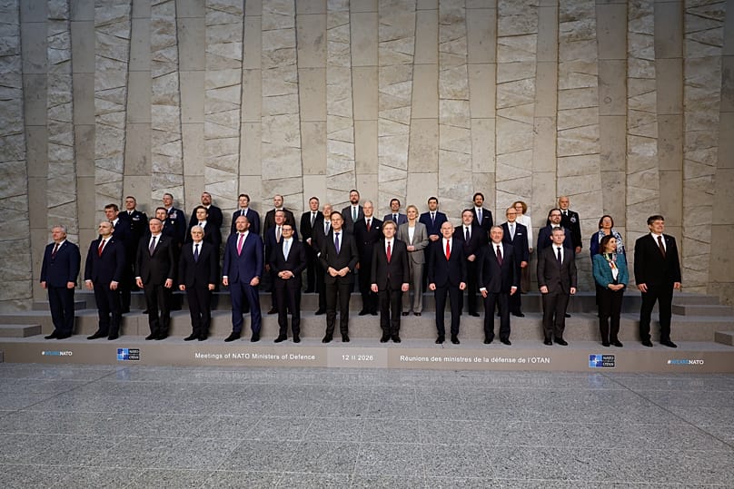 Ministrowie pozują do wspólnego zdjęcia podczas spotkania ministrów obrony NATO w siedzibie NATO w Brukseli, w czwartek, 12 lutego 2026 r.