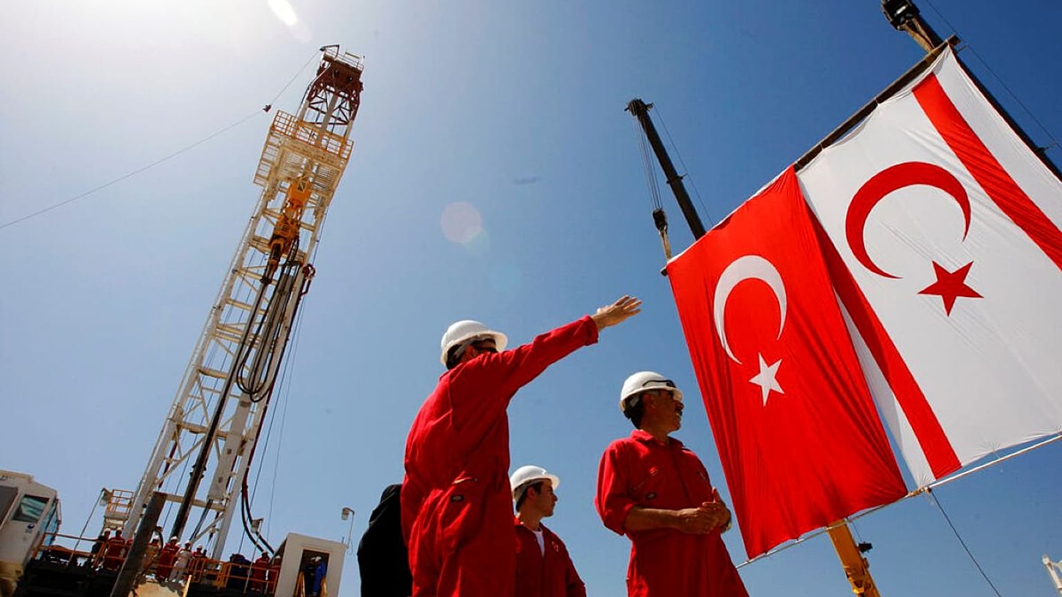 يقف عمال شركة النفط التركية (TPAO) أمام جهاز حفر قبل حفل بدء عمليات التنقيب عن النفط والغاز قرية سينيروستول/سينكراسي، يوم الخميس 26 أبريل/نيسان 2012.