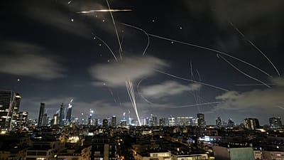 Izraelski system obrony powietrznej Iron Dome przechwytuje pociski rakietowe podczas irańskiego ataku na Tel Awiw, 18 czerwca 2025 r.