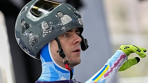 Az ukrán Vladyslav Heraskevych célba érkezik a férfi skeleton edzésen a 2026-os téli olimpián, Cortina d'Ampezzo-ban, Olaszországban, 2026. február 10-én