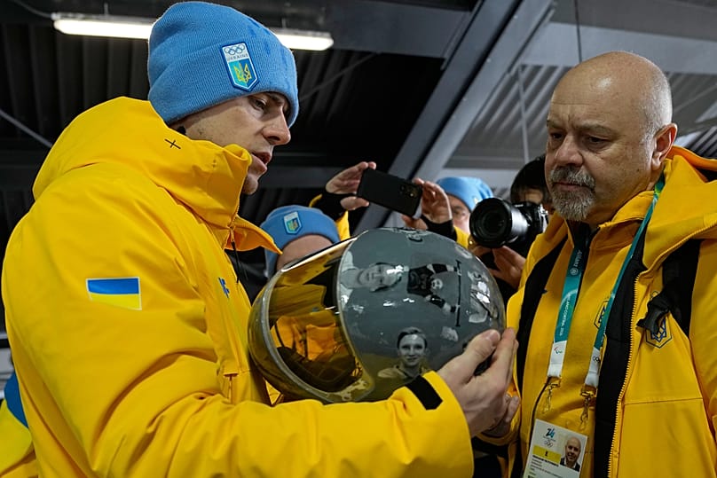 Az ukrán skeleton versenyző, Vladyslav Heraskevych (balra) a 2026-os téli olimpián, Cortina d'Ampezzo-ban, Olaszországban, 2026. február 12-én, csütörtökön, a csúszópálya vegy