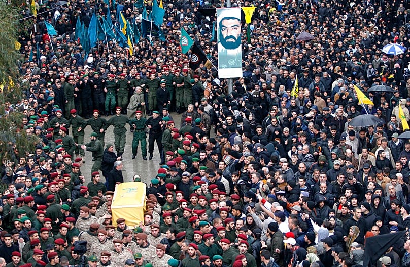 أنصار حزب الله يسيرون خلف نعش عماد مغنية، القائد البارز للحزب، خلال موكب جنازته في جنوب بيروت، لبنان، يوم الخميس 14 فبراير/شباط 2008.