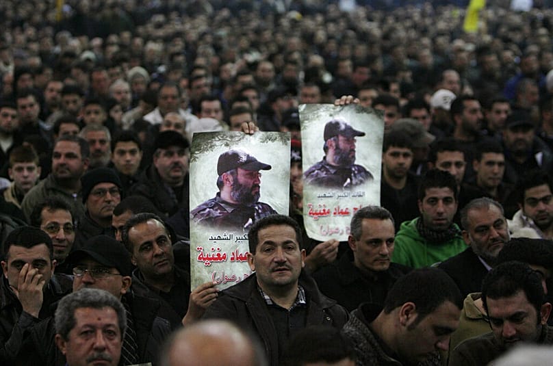 حمل المشيعون لافتات تحمل صور القائد البارز في حزب الله، عماد مغنية، خلال موكب جنازته في ضاحية جنوبية من بيروت، لبنان، يوم الخميس 14 فبراير/شباط 2008. 