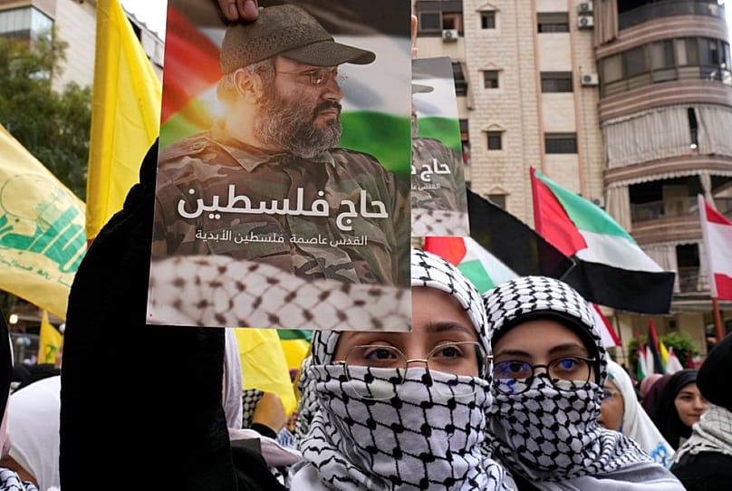 صورة القائد العسكري لحزب الله الراحل عماد مغنية، كُتب عليها باللغة العربية: "حاج فلسطين"، لبنان، يوم الجمعة 13 أكتوبر/تشرين الأول 2023. 