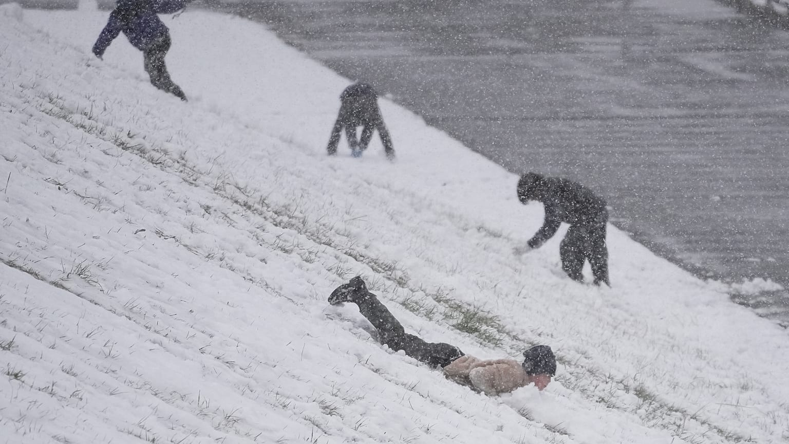 In Yokohama nahe Tokio spielen Menschen am Sonntag, dem achten Februar zweitausendsechsundzwanzig, im Schnee.
