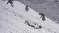 In Yokohama nahe Tokio spielen Menschen am Sonntag, dem achten Februar zweitausendsechsundzwanzig, im Schnee.
