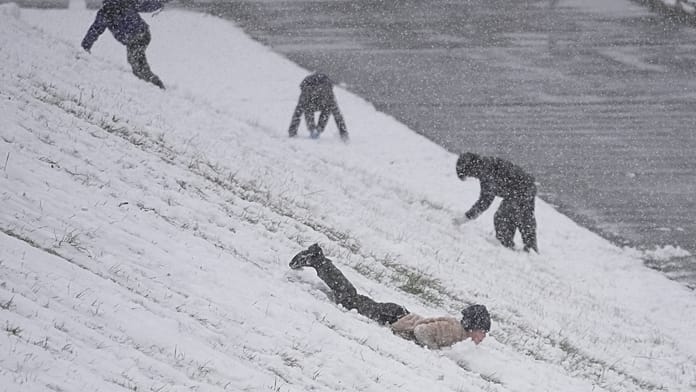 Las esculturas de hielo y nieve atraen a visitantes a un festival de invierno en Japón