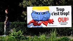 Um cartaz do Partido Popular Suíço (SVP) para uma iniciativa de imigração moderada que diz "Basta!" numa rua em Lausanne, 27 de agosto de 2020 