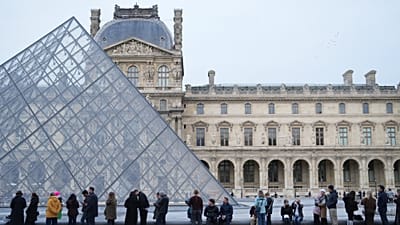 L'ingresso del Museo del Louvre, giovedì 18 dicembre 2025 a Parigi.