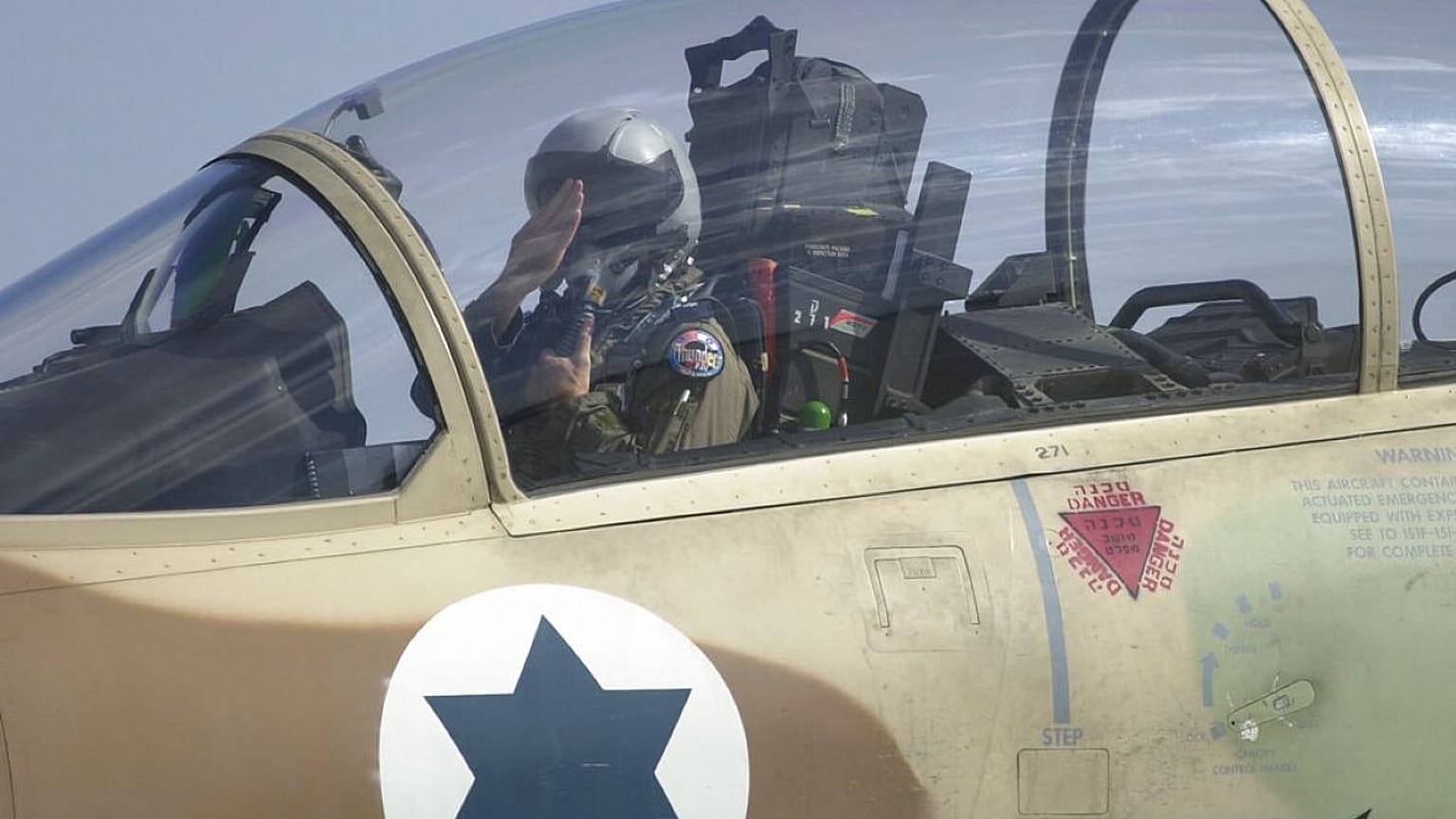  طيار مقاتلة من طراز إف-15 تابعة لسلاح الجو الإسرائيلي يؤدي التحية العسكرية أثناء سيره على المدرج يوم الأربعاء 4 سبتمبر/أيلول 2002، في قاعدة نيليس الجوية بولاية نيفادا.