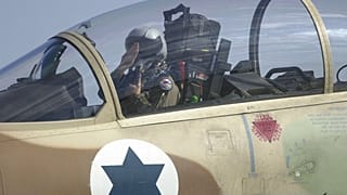  طيار مقاتلة من طراز إف-15 تابعة لسلاح الجو الإسرائيلي يؤدي التحية العسكرية أثناء سيره على المدرج يوم الأربعاء 4 سبتمبر/أيلول 2002، في قاعدة نيليس الجوية بولاية نيفادا.