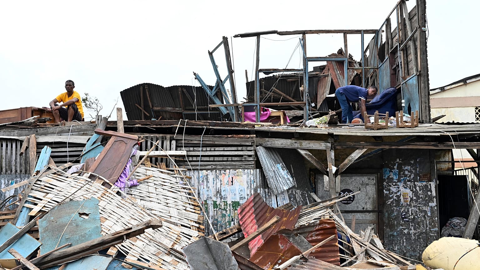 Gezani Kasırgası'nın etkili olduğu Madagaskar’ın Toamasina insanlar hasarı incelerken, 11 Şubat 2026