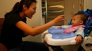 Frau stillt ihr Baby