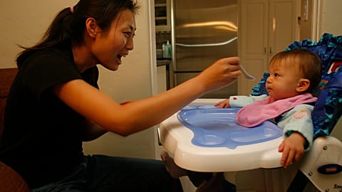 Frau stillt ihr Baby